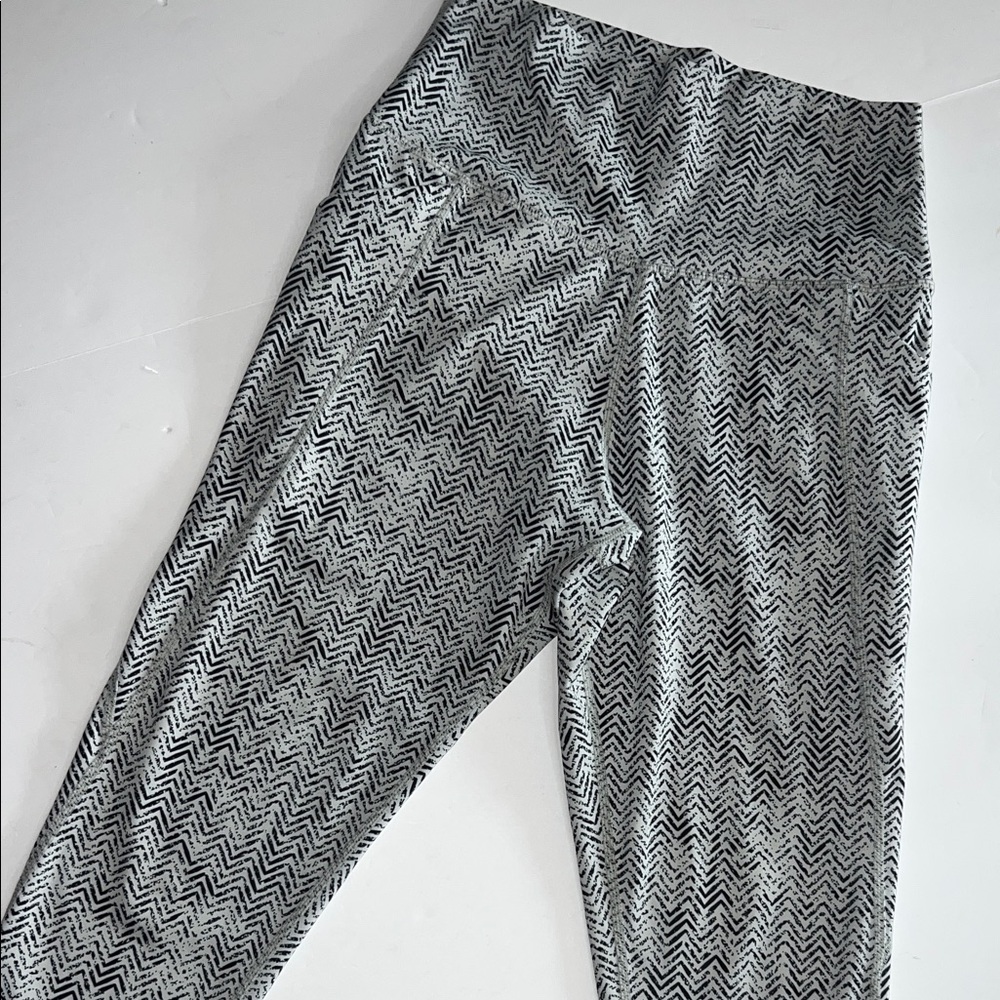 Senita Athletics Monochrome Zigzag Leggings Womens size M